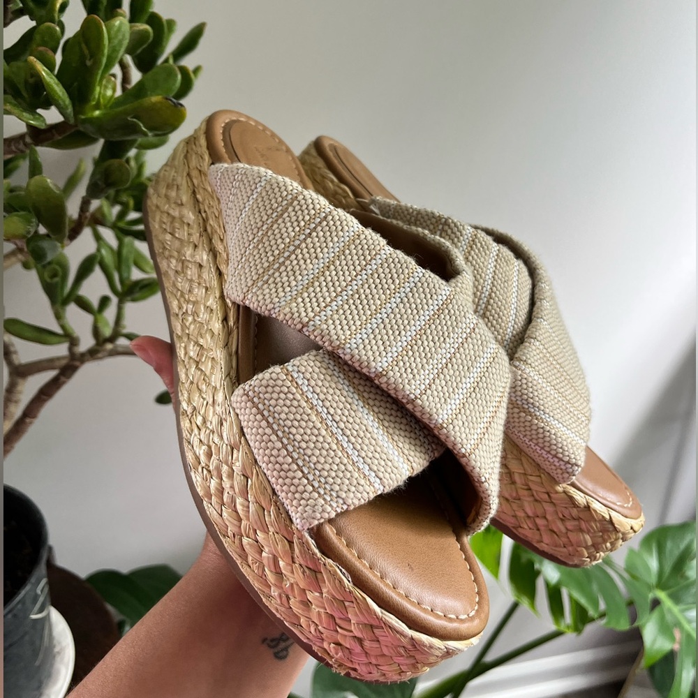 Universal Threads platform sandals